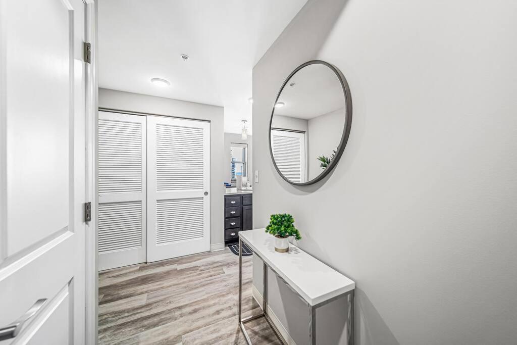Apartment 1103- Heart Of Dt Playhouse Square View With Pool & Steam